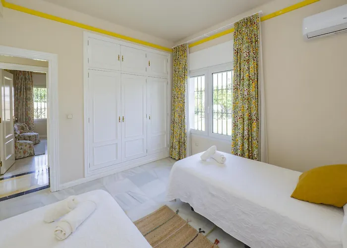 Cubo's Galemar Pool & Padel *