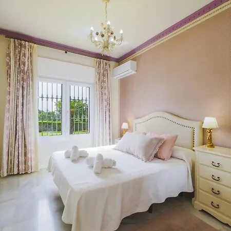 Cubo's Galemar Pool & Padel *