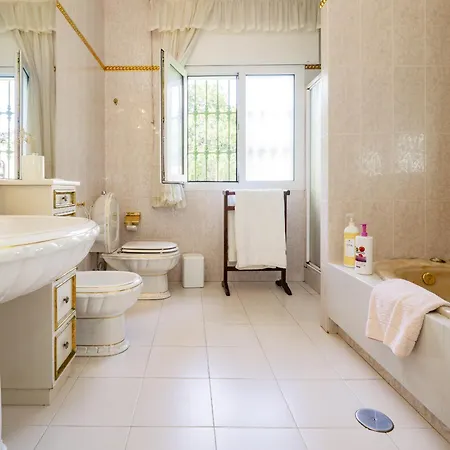 Cubo's Galemar Pool & Padel *