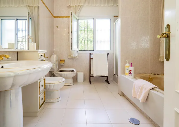 Cubo's Galemar Pool & Padel *